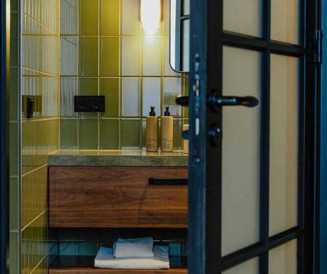 سوییت جونیور, Mai Amsterdam