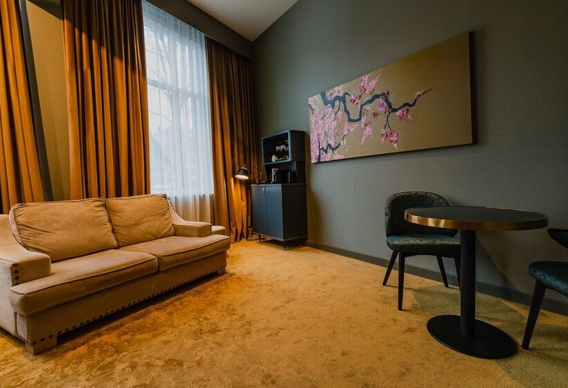 سوییت جونیور, Mai Amsterdam