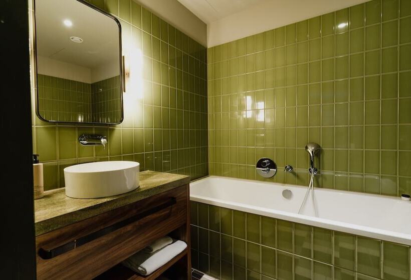 اتاق خانوادگی, Mai Amsterdam