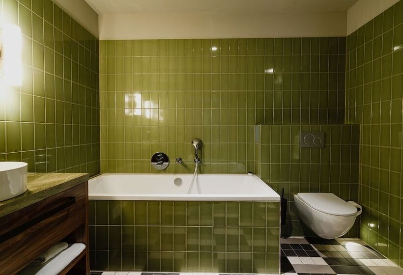 اتاق خانوادگی, Mai Amsterdam