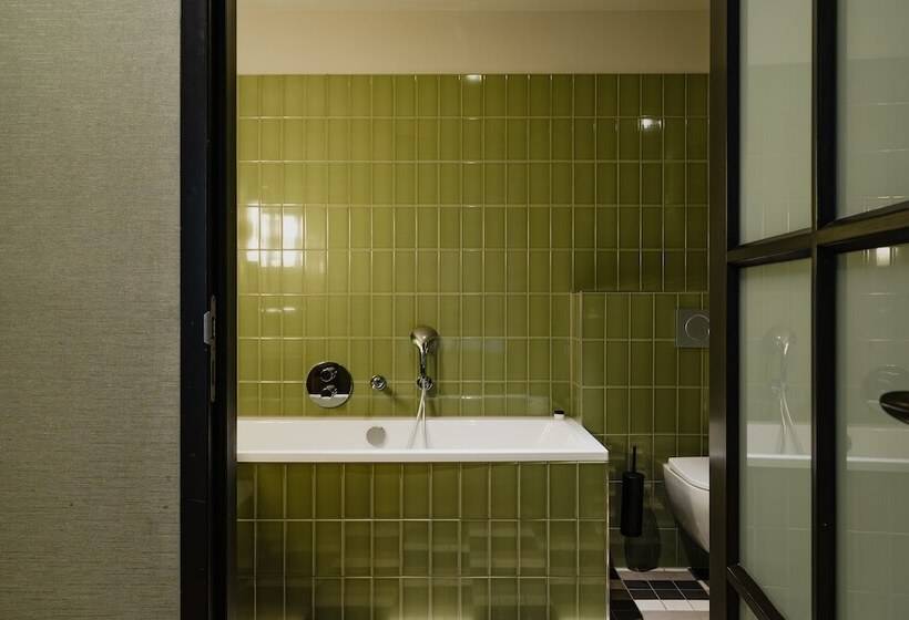 اتاق خانوادگی, Mai Amsterdam