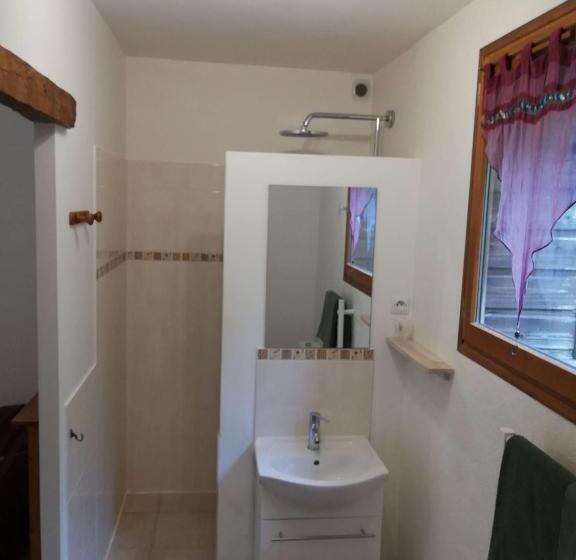 חדר סטנדרט, Paysannerie Des Versanes   Chambres Et Gîte