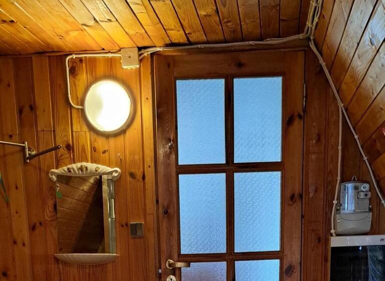 اتاق لوکس با تخت بزرگ, Room To The East