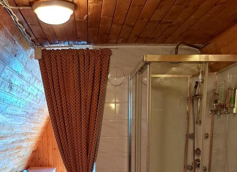 اتاق لوکس با تخت بزرگ, Room To The East