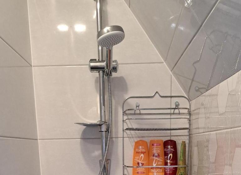 اتاق لوکس با چشم‌انداز دریا, Room To The East