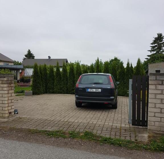 اتاق استاندارد, Room To The East