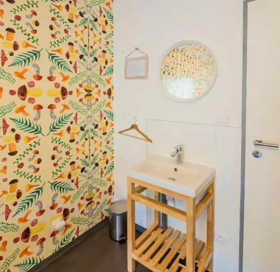اتاق استاندارد چهارنفره با سرویس بهداشتی مشترک, Hostel Zahrada Mikulov