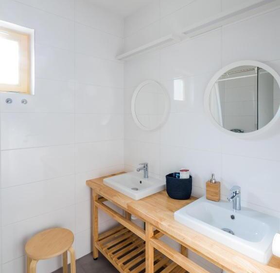 اتاق استاندارد چهارنفره با سرویس بهداشتی مشترک, Hostel Zahrada Mikulov