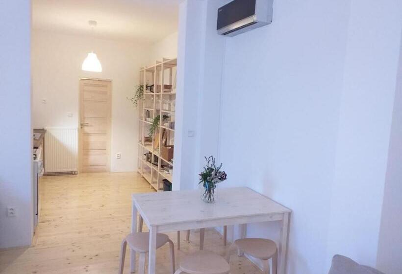 استودیوی استاندارد, Hostel Zahrada Mikulov