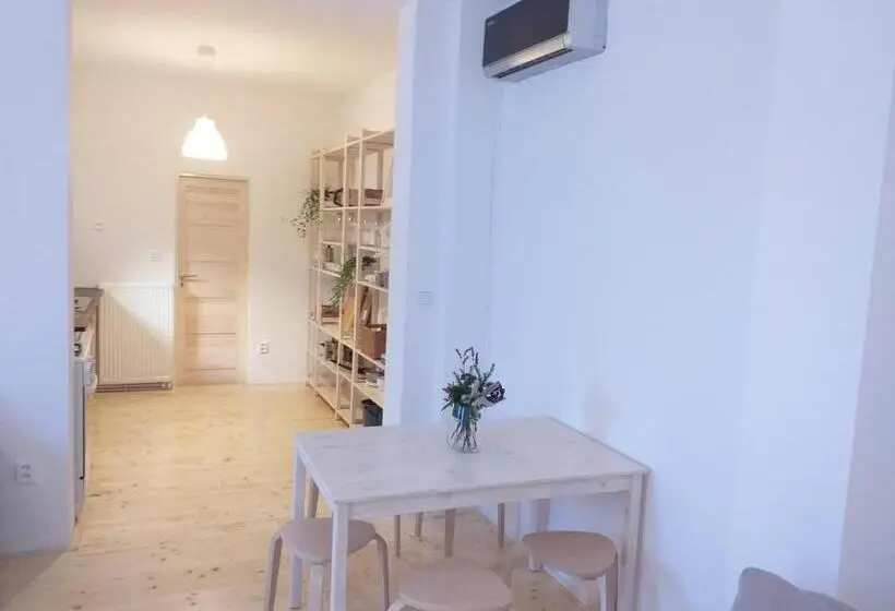 استودیوی استاندارد, Hostel Zahrada Mikulov
