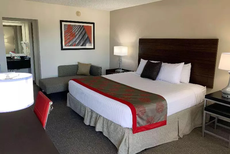 キングサイズベッドのスタンダードルーム, Ramada By Wyndham Sarasota Waterfront