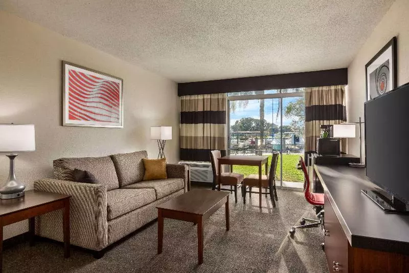 景色の見えるスイートルーム, Ramada By Wyndham Sarasota Waterfront