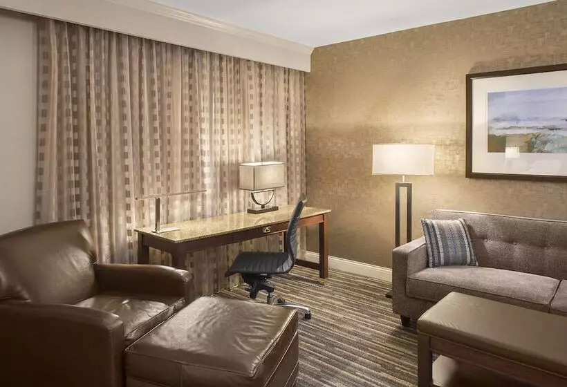 クラブスイート, Sheraton Suites Akron Cuyahoga Falls