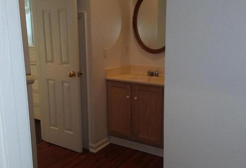 شقة غرفة واحدة, Sea Shell Motel