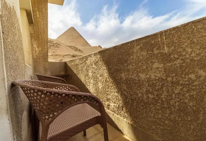 اتاق خانوادگی, The Grand Pyramids View