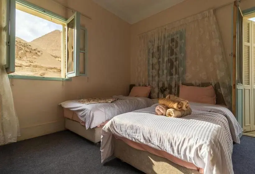 اتاق خانوادگی, The Grand Pyramids View