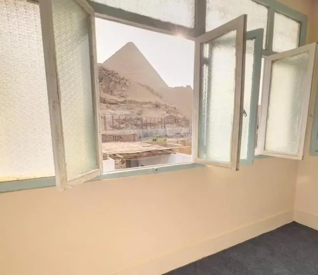 سوئیت جونیور با تراس, The Grand Pyramids View
