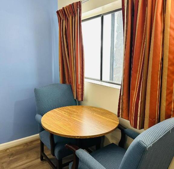 스탠다드 룸 킹사이즈 침대, Hampton Motor Inn