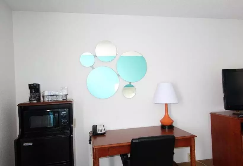 キングサイズベッドのデラックススイート, Howard Johnson By Wyndham Evansville East