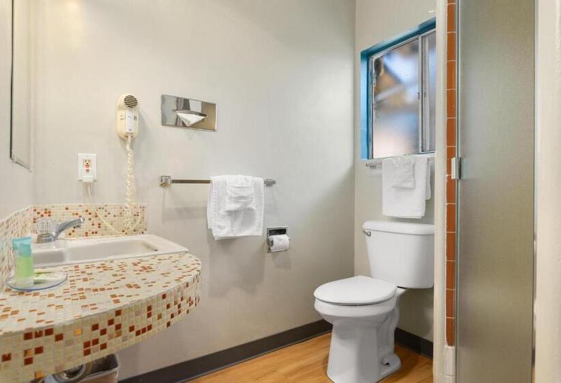 キングサイズベッドのスタンダードルーム, Skylark Shores Resort