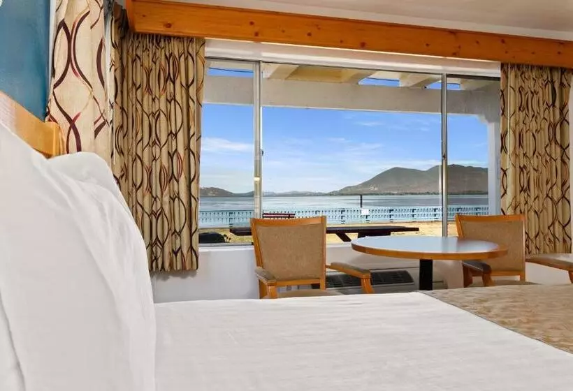 اتاق استاندارد با چشم‌انداز دریاچه, Skylark Shores Resort