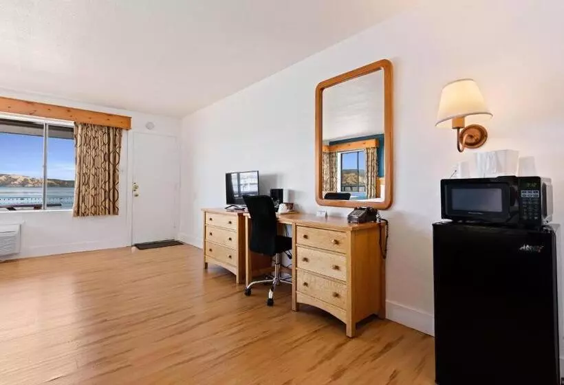 اتاق استاندارد با چشم‌انداز دریاچه, Skylark Shores Resort