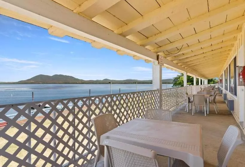 اتاق استاندارد با چشم‌انداز دریاچه, Skylark Shores Resort