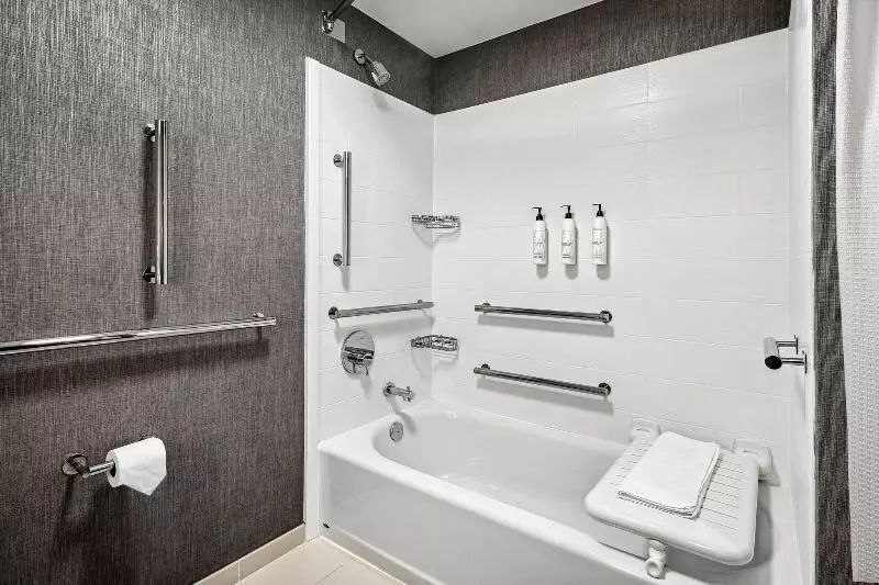 キングサイズベッドのスイートルーム, Springhill Suites Anchorage Midtown