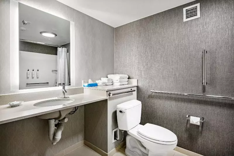 キングサイズベッドのスイートルーム, Springhill Suites Anchorage Midtown