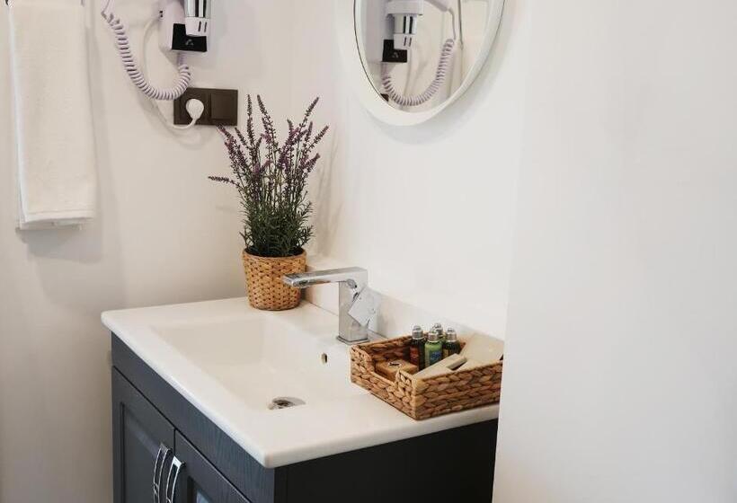 اتاق استاندارد با بالکن و چشم‌انداز دریا, Fuego Design Suites