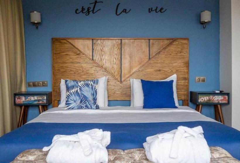 اتاق لوکس با چشم‌انداز دریا, Fuego Design Suites
