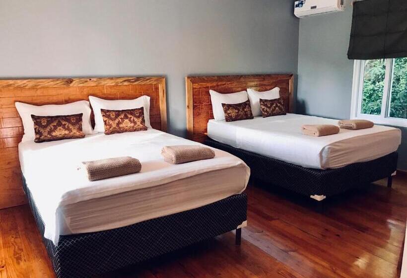 اتاق استاندارد چهارنفره با بالکن, Manurii Garden