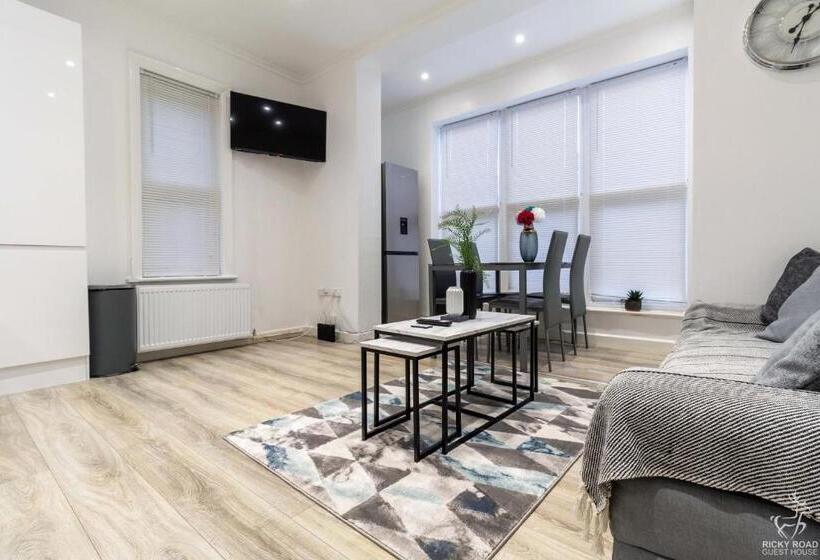 带2个卧室的公寓, Ricky Road Guest House   Wizard Studio Room Available To Book Now