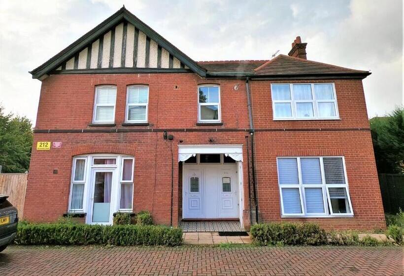 带2个卧室的公寓, Ricky Road Guest House   Wizard Studio Room Available To Book Now