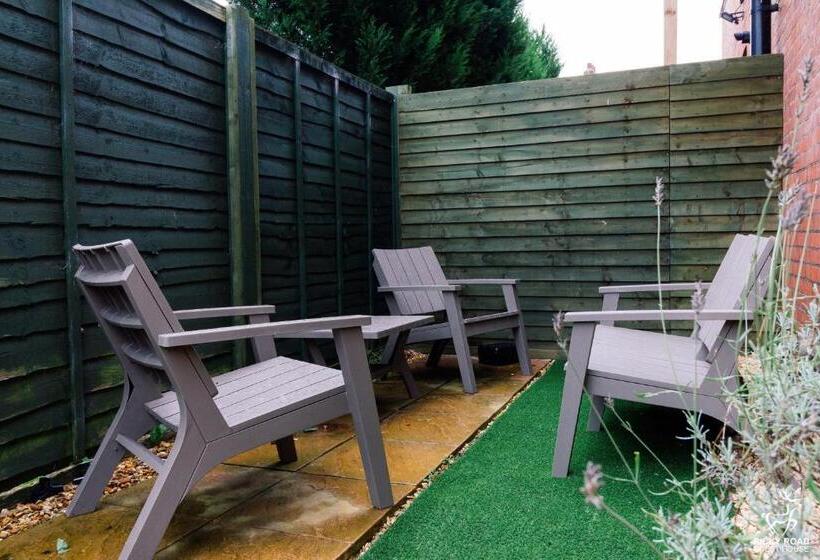 带2个卧室的公寓, Ricky Road Guest House   Wizard Studio Room Available To Book Now