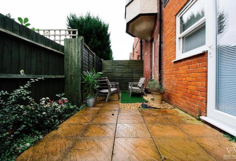 带2个卧室的公寓, Ricky Road Guest House   Wizard Studio Room Available To Book Now