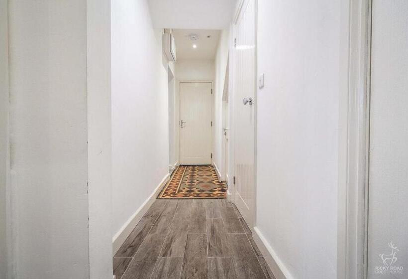 带2个卧室的公寓, Ricky Road Guest House   Wizard Studio Room Available To Book Now