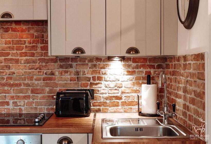 高级工作室, Ricky Road Guest House   Wizard Studio Room Available To Book Now