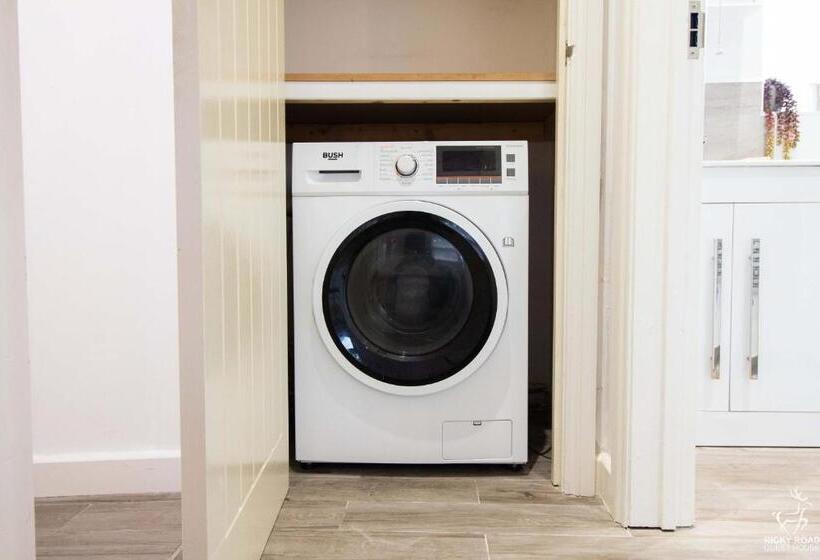 带2个卧室的公寓, Ricky Road Guest House   Wizard Studio Room Available To Book Now