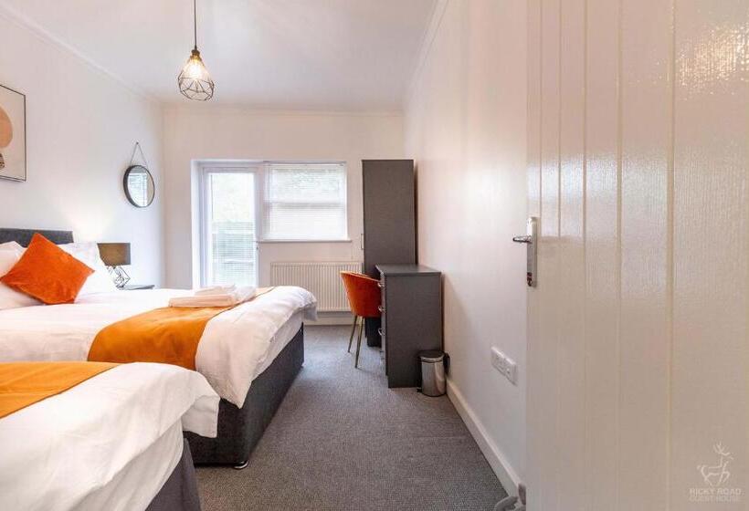 带2个卧室的公寓, Ricky Road Guest House   Wizard Studio Room Available To Book Now