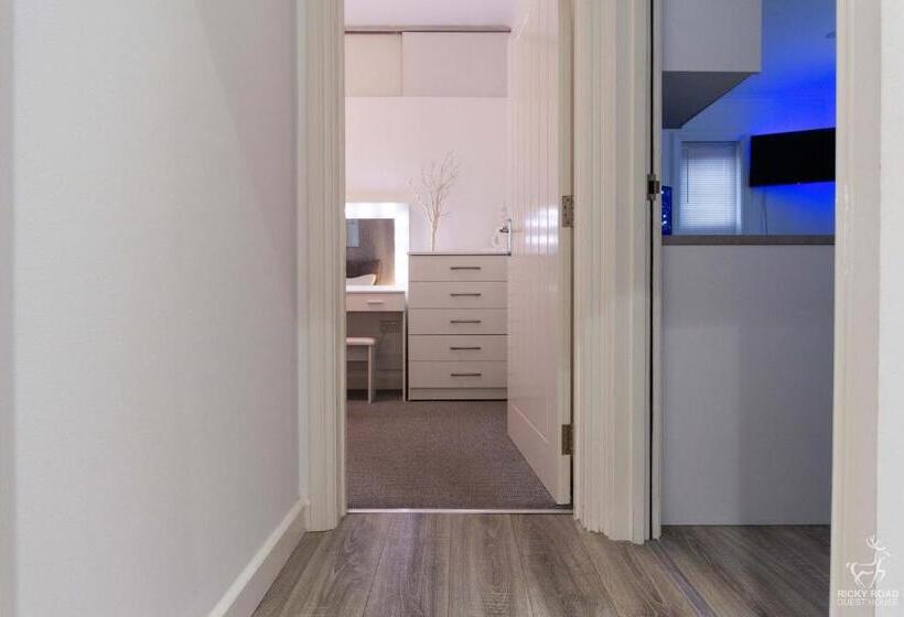 带2个卧室的公寓, Ricky Road Guest House   Wizard Studio Room Available To Book Now