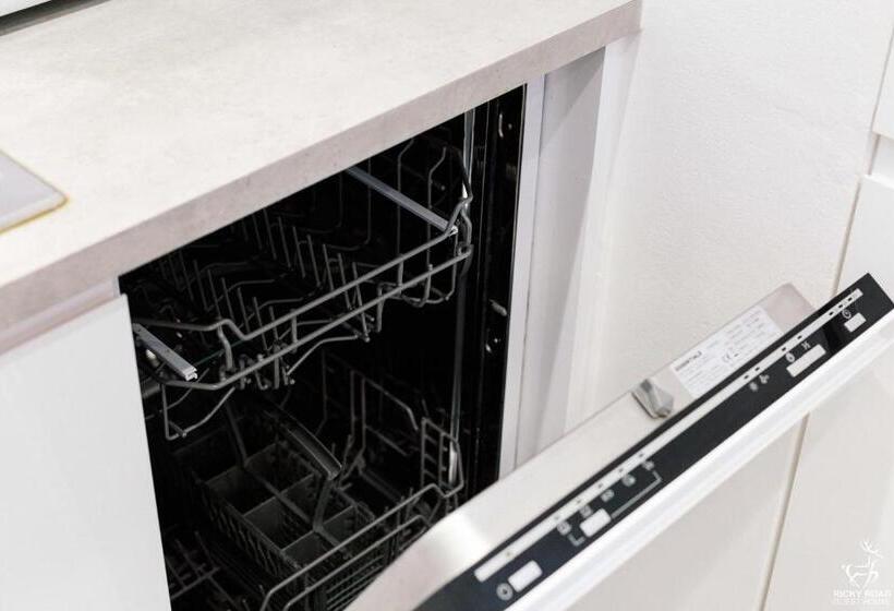 带2个卧室的公寓, Ricky Road Guest House   Wizard Studio Room Available To Book Now