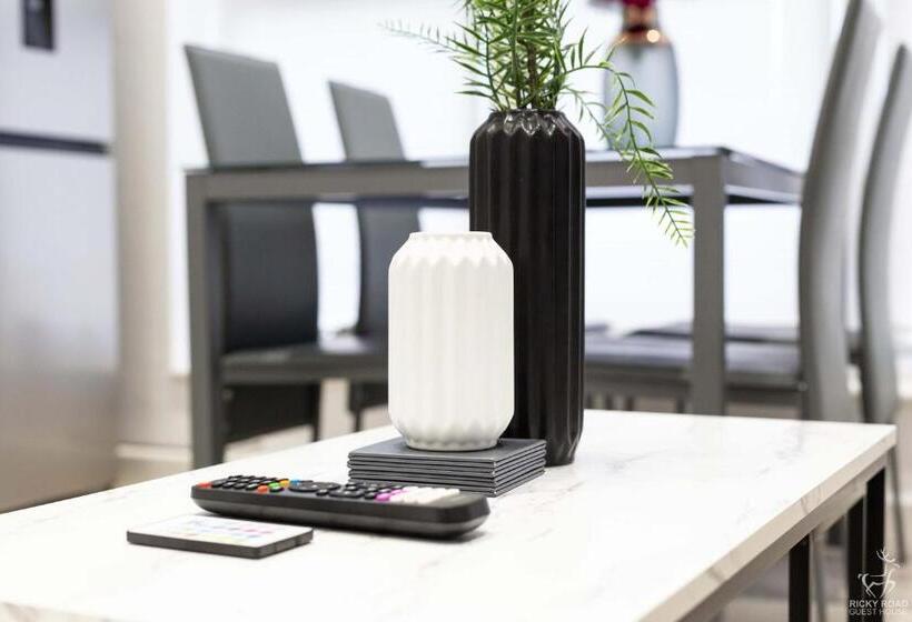 带2个卧室的公寓, Ricky Road Guest House   Wizard Studio Room Available To Book Now