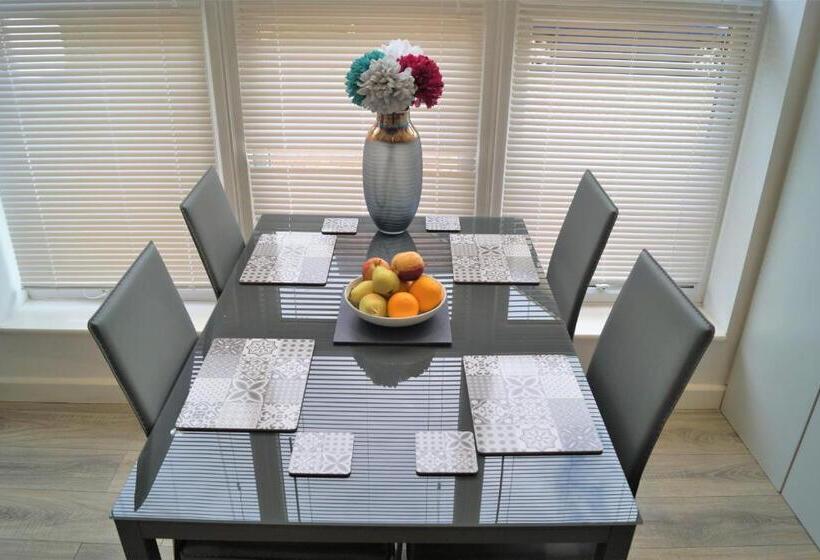 带2个卧室的公寓, Ricky Road Guest House   Wizard Studio Room Available To Book Now