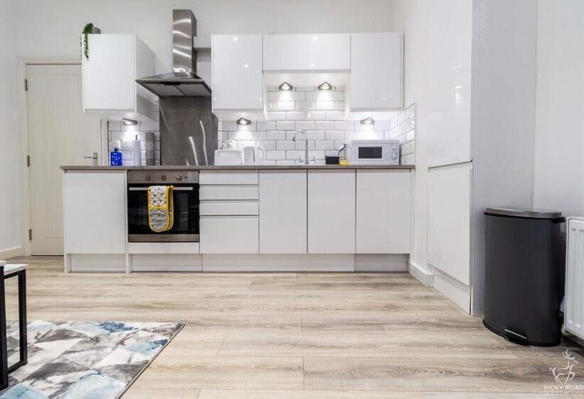 Апартаменты 2 Спальни, Ricky Road Guest House   Wizard Studio Room Available To Book Now