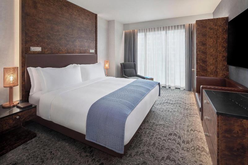Deluxe Suite King Bed, The Joseph, A Luxury Collection Hotel, Nashville