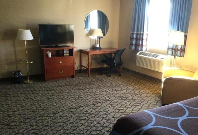 إستوديو قياسى, Super 8 By Wyndham Adrian