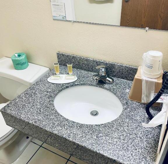 غرفة قياسية سرير كينج, Super 8 By Wyndham Corbin Ky