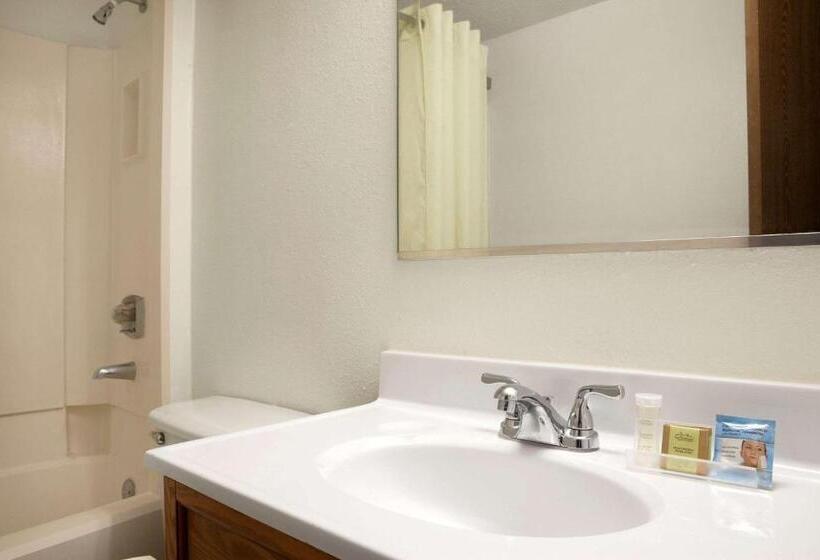 غرفة قياسية لذوى الاحتياجات الخاصة, Super 8 By Wyndham Council Bluffs Ia Omaha Ne Area