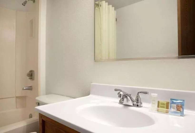 身障者適用スタンダードルーム, Super 8 By Wyndham Council Bluffs Ia Omaha Ne Area